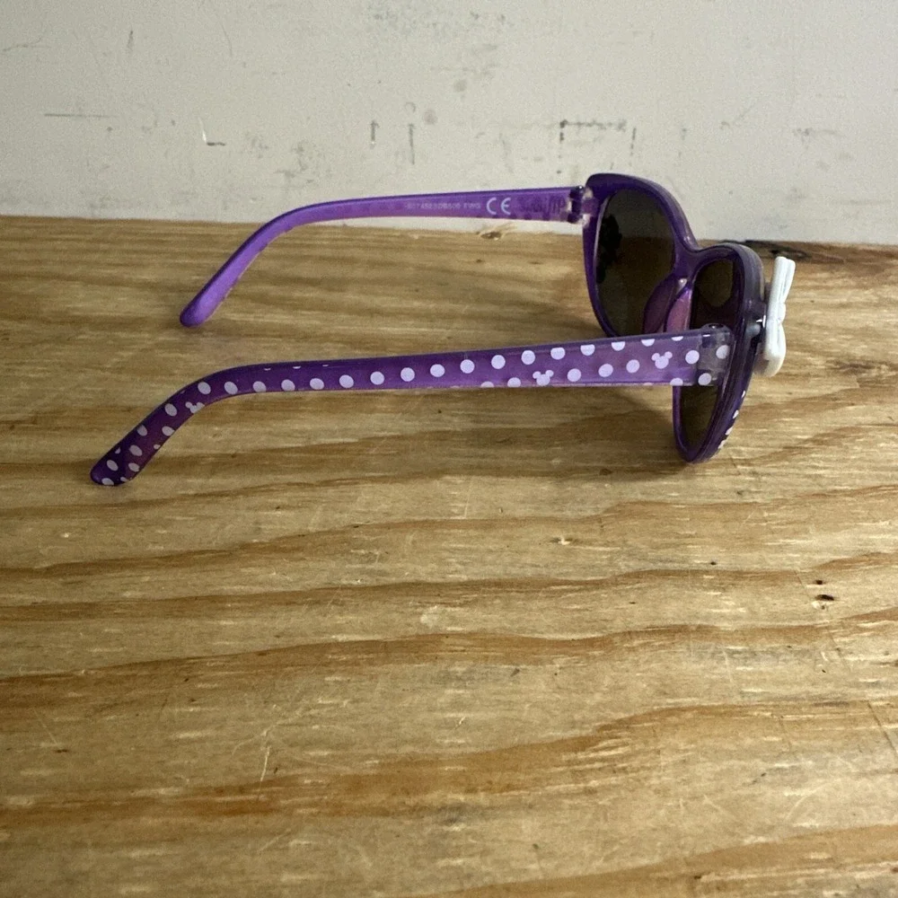 Disney‎ Dark Purple Minnie Mouse girls sunglasses w/ bow White polka dots